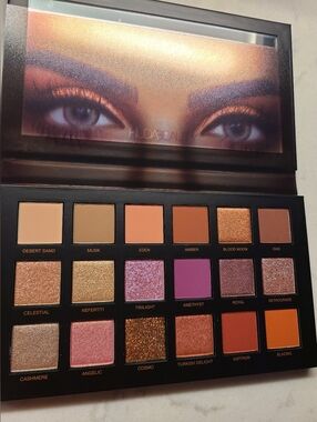 HUDA BEAUTY Desert Dusk Eyeshadow Palette